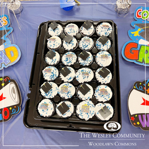 A tray of graduation themed cupcakes.